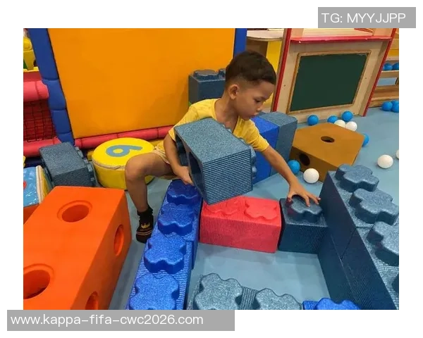 童年回忆中的足球与冰淇淋交织的快乐时光